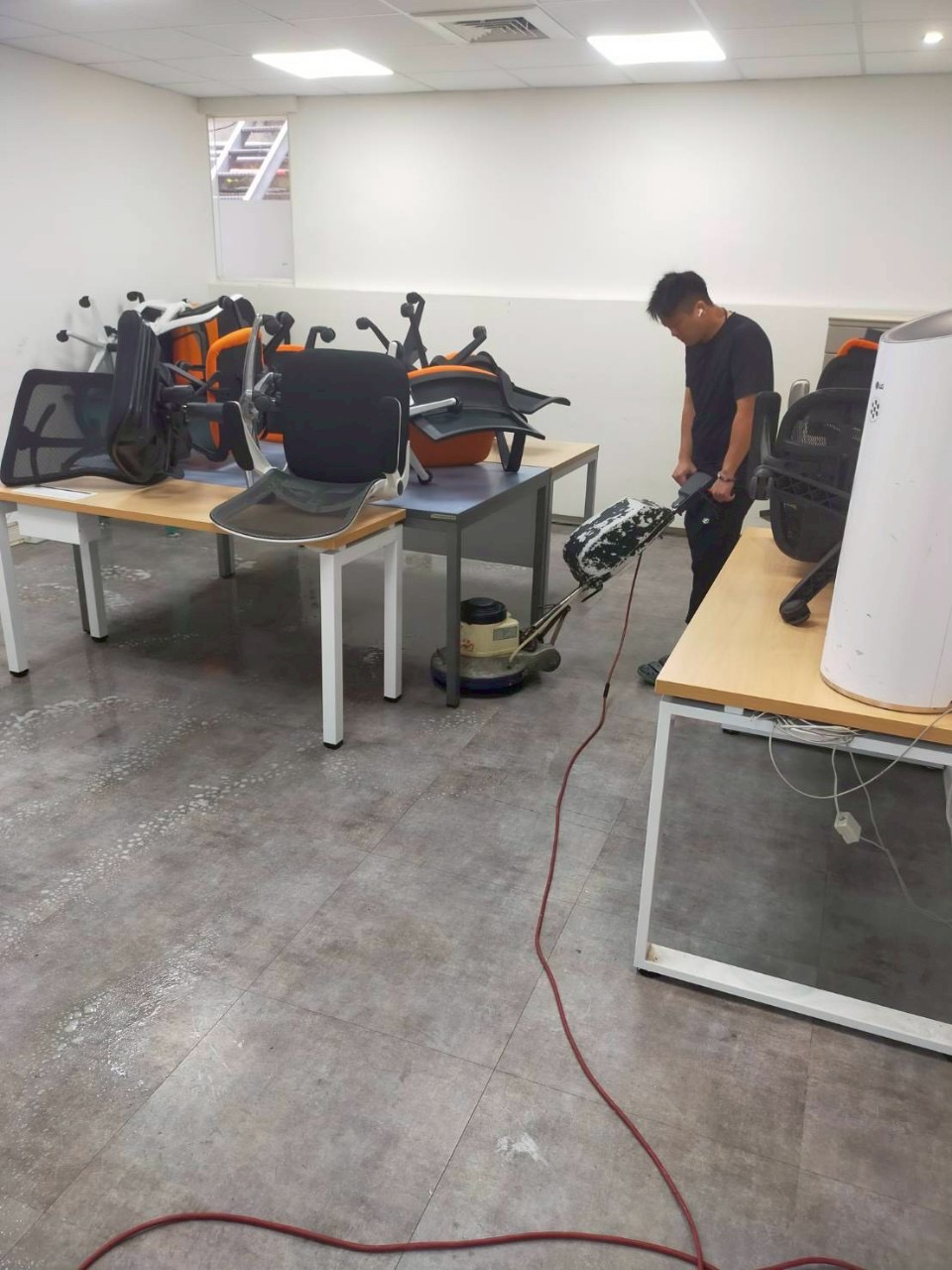 辦公室地板清洗中